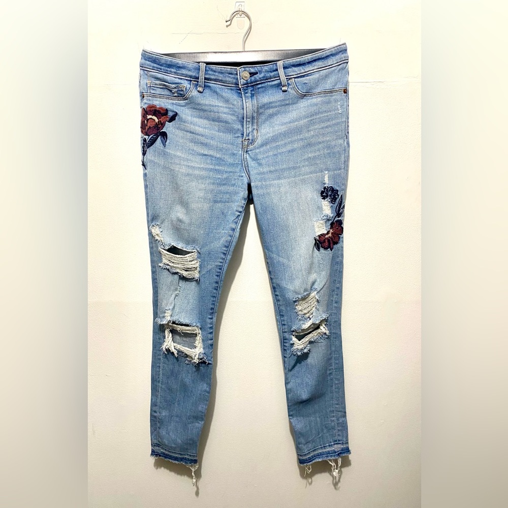 Size 10 ABERCROMBIE Light Wash Distressed & Embroidered Cropped Skinny Jeans